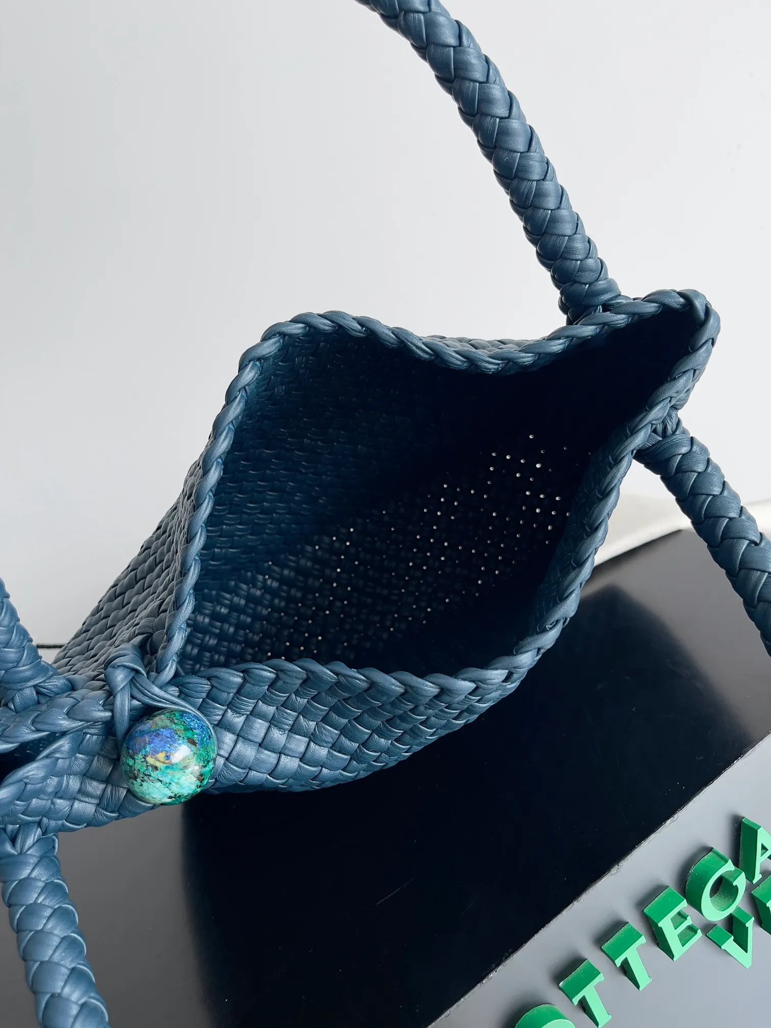 Batch 5960 BV collectible small woven handbags are really YYDS!! Bottega Veneta’s most classic small woven handbags are back! ! We use the highest quality leather with the highest craftsmanship❤️ to create the most expensive works. We have created the original Intrecciato leather weaving process❤️ This unique traditional exclusive leather weaving method has not only become our logo but also reflects the time-consuming and labor-intensive craftsmanship of our products❤️ The new TOSCA handbag must be a selection worth collecting🆕⚠️⚠️Babies, malachite can be sold separately and can be assembled by yourself Style number: 716974 Size: 27*9*18cm